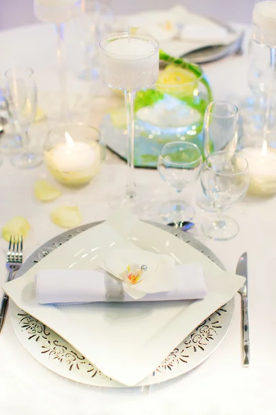 Zestaw stołowy na przyjęcie okolicznościowe lub wesele — Zdjęcie stockowe