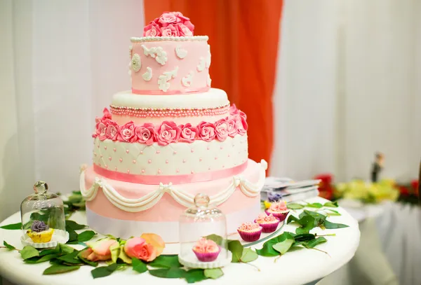 Bolo de casamento decorado com rosas rosa — Fotografia de Stock