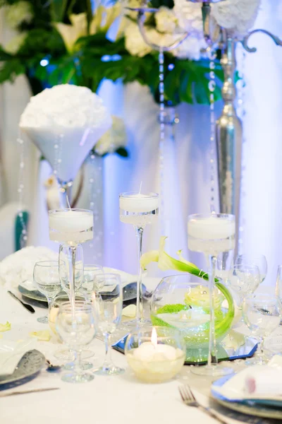 Rendezvénypartira vagy esküvői fogadásra összeállított asztal — Stock Fotó