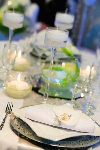 Conjunto de mesa para uma festa de evento ou recepção de casamento — Fotografia de Stock