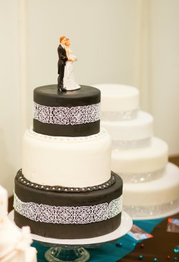 siyah ve beyaz renklerde düğün pastası