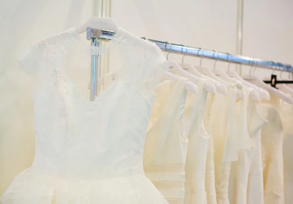 Colección de vestidos de novia en la tienda — Foto de Stock