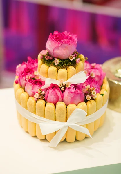 バラで飾られた美しいウェディング ケーキ — ストック写真