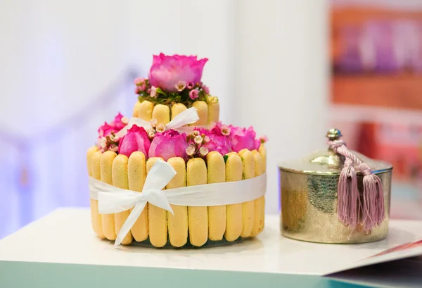 バラで飾られた美しいウェディング ケーキ — ストック写真