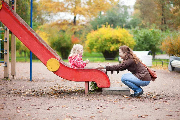 Mãe e filha no parque infantil — Fotografia de Stock