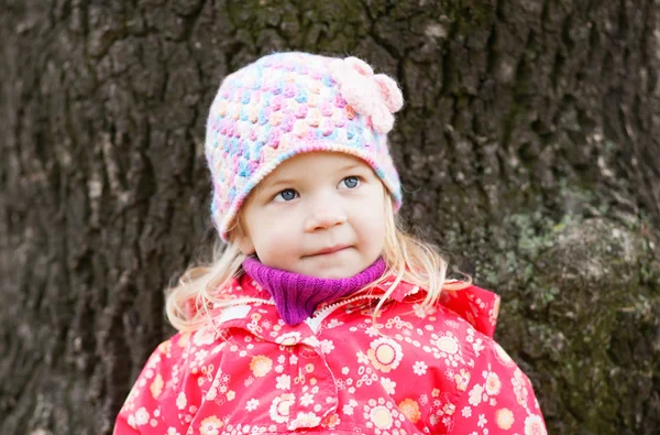 Niña soñadora al aire libre por el otoño —  Fotos de Stock