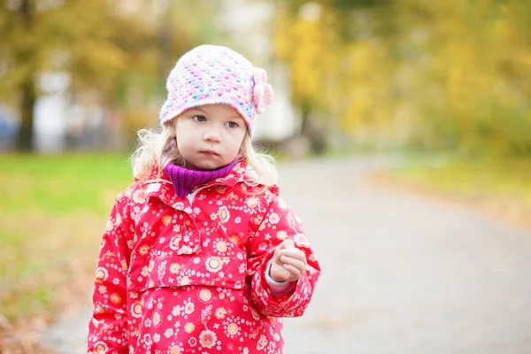 Portrait d'automne extérieur de petite fille réfléchie — Photo