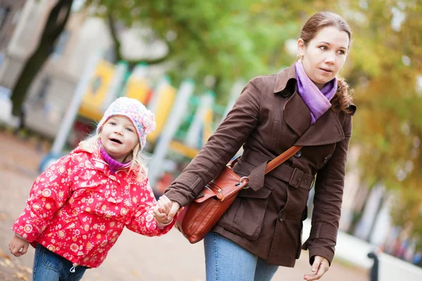 Madre y su hija caminando de la mano —  Fotos de Stock