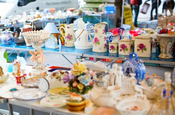 Vintage dishes on a Parisian flea market — Stock Photo, Image