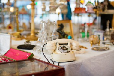 Parisli bir bit pazarı üzerinde Vintage telefon