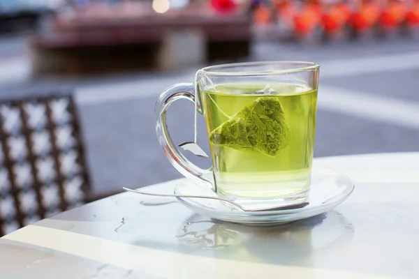 Chá verde quente em um café — Fotografia de Stock