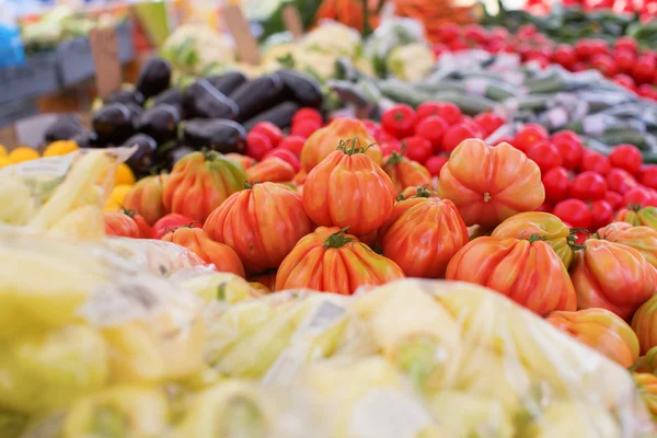 Ripe tomatoes on a market — Stock Photo, Image