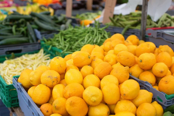 Limoni maturi su un mercato — Foto Stock