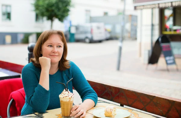 Dziewczyna w kawiarni na świeżym powietrzu — Zdjęcie stockowe