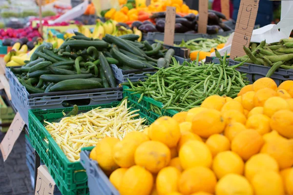 Fruits and vegetables on a market — Stock Photo, Image