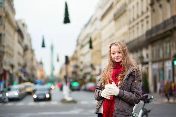 Menina com café levado em uma rua — Fotografia de Stock