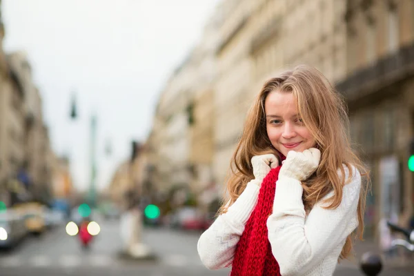 年轻的女孩，在巴黎的街道上的红围巾 — 图库照片