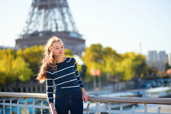 Chica en París en un soleado día de primavera u otoño —  Fotos de Stock