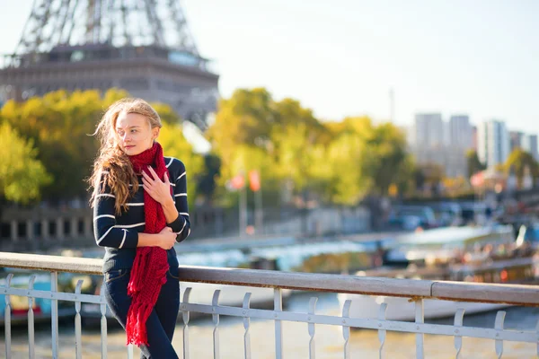 Ung flicka i röd scarf på en höst dag i paris — Stockfoto