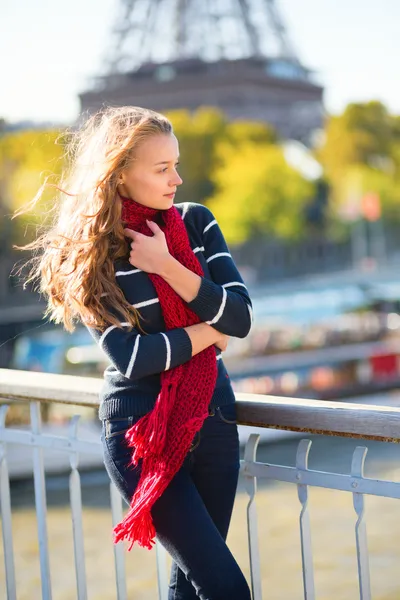 Jovem em cachecol vermelho em um dia de outono em Paris — Fotografia de Stock