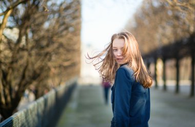 bir bahar günü açık havada genç kadın