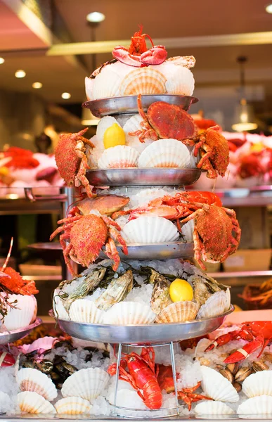 Verse zeevruchten in een vismarkt, paris, Frankrijk — Stockfoto