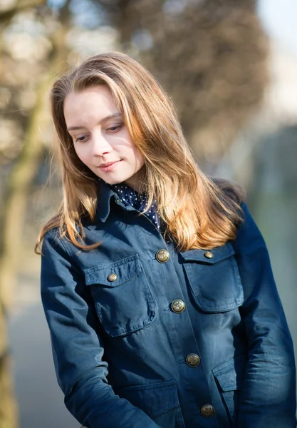 Jeune femme en plein air un jour de printemps — Photo