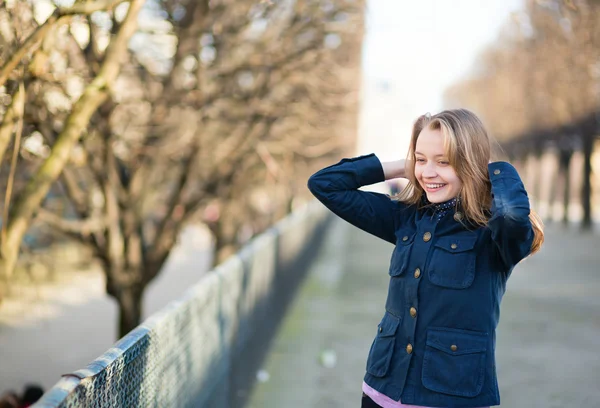 Jonge vrouw buitenshuis op een lentedag — Stockfoto