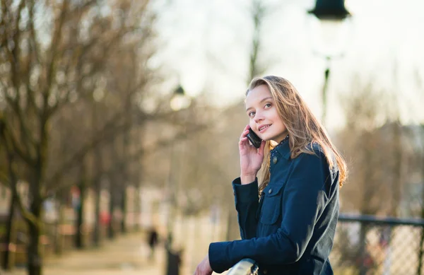 Femeie vorbind la telefon în aer liber — Fotografie, imagine de stoc