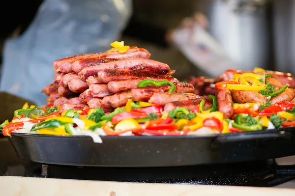 Sortiment av grillad korv på marknaden — Stockfoto