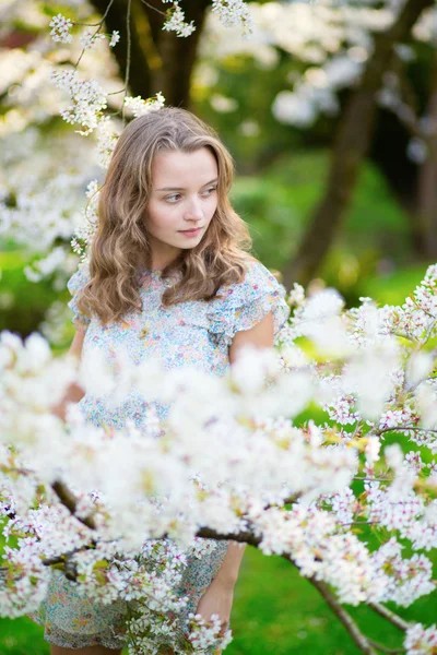 Kaunis nainen kukkivat kirsikka puutarha — kuvapankkivalokuva
