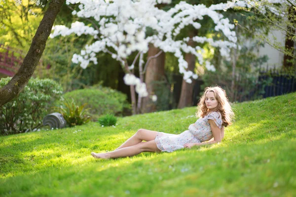 Bella giovane donna rilassante nel parco — Foto Stock