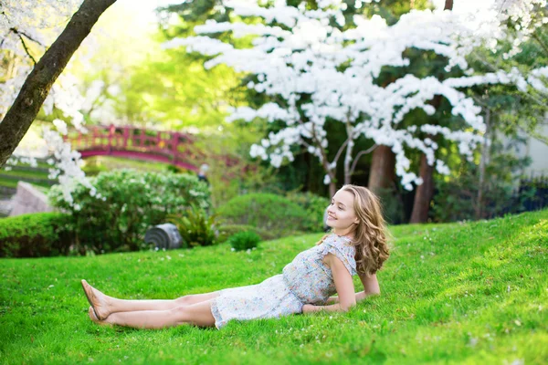 Beautiful woman relaxing in Japanese park — Stock Photo, Image