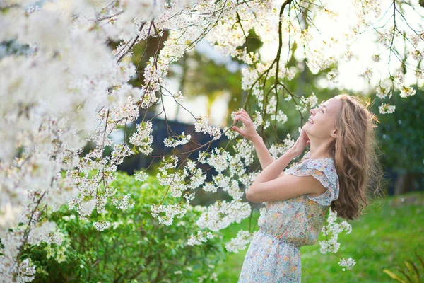 Vacker kvinna i blommande cherry garden — Stockfoto