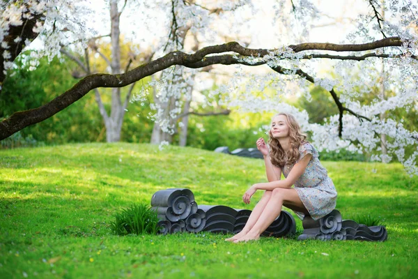 Ogród piękna kobieta w kwitnących wiśni — Zdjęcie stockowe