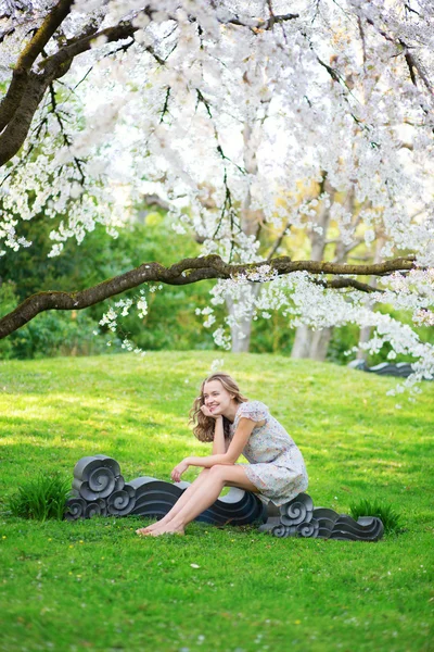 Vacker kvinna i blommande cherry garden — Stockfoto