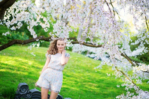 Mooie vrouw tijdens de bloei cherry tuin — Stockfoto