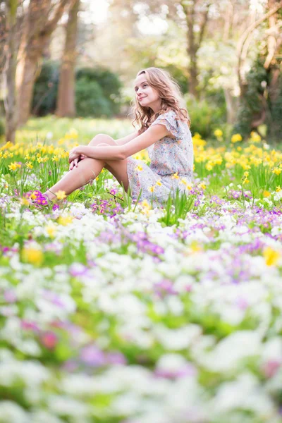 Krásná mladá dívka v lese na jarní den — Stock fotografie