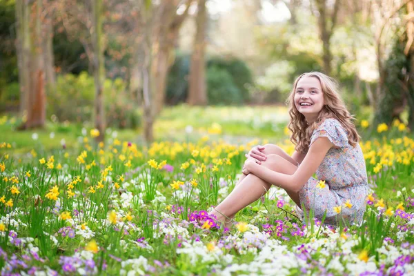 Krásná mladá dívka v lese na jarní den — Stock fotografie