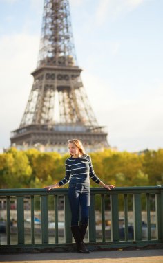 bir sonbahar günü Paris güzel bir genç kadın