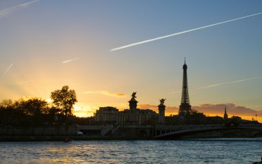 gün batımına karşı Eyfel Kulesi manzarasına