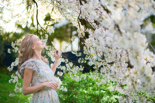 Bella donna in fiore giardino di ciliegie — Foto Stock