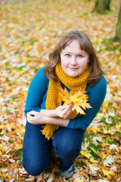 Młoda kobieta w piękny jesienny dzień — Zdjęcie stockowe