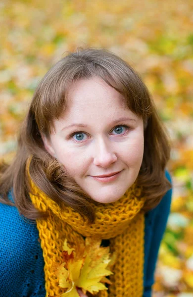 Young woman on a beautiful autumn day — Stock Photo, Image