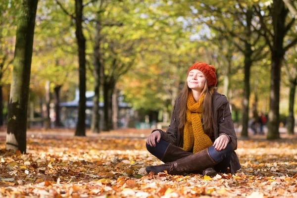 Девушка расслабляется и медитирует в парке — стоковое фото