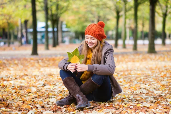 Girl in park on a fall day — Stock Photo, Image