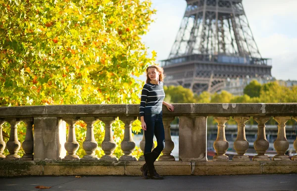 Bir sonbahar günü Paris güzel bir genç kadın — Stok fotoğraf