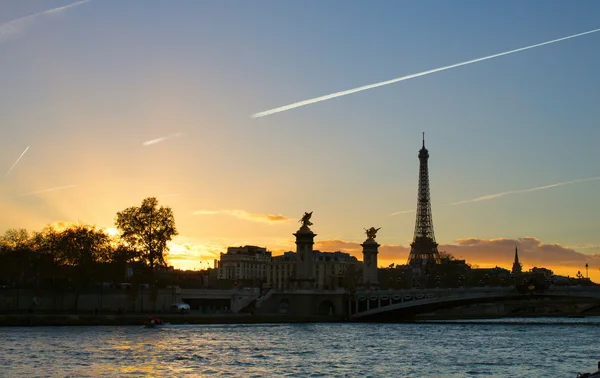 gün batımına karşı Eyfel Kulesi manzarasına