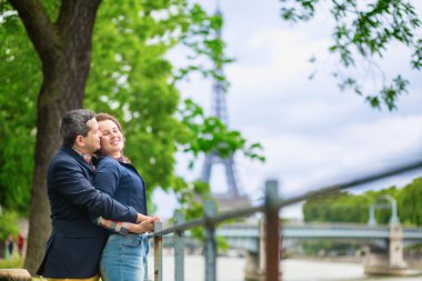 Paris'te bir tarihe sahip mutlu bir çift