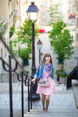 Montmartre pembe elbiseli güzel kız